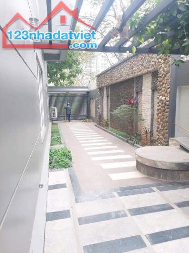 Bán Gấp Biệt Thự Vườn Đào - Lạc Long Quân- Tây Hồ dt: 252m2 x 5 Tầng Mt:14m Giá bán 138 t - 5