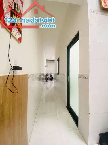 BÁN GẤP NHÀ LÊ VĂN KHƯƠNG QUẬN 12- 105M2, 2 TẦNG HẺM XE TẢI CHỈ 5 TỶ 400 TL - 1