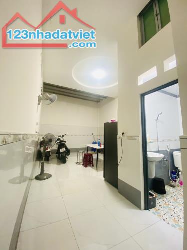 BÁN GẤP NHÀ LÊ VĂN KHƯƠNG QUẬN 12- 105M2, 2 TẦNG HẺM XE TẢI CHỈ 5 TỶ 400 TL - 3