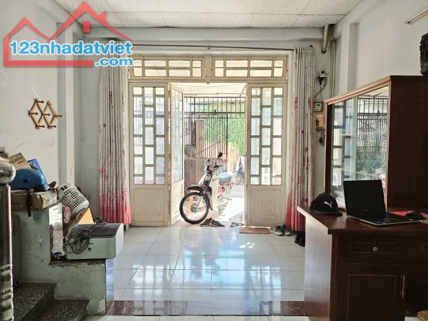 Bán gấp Nhà mặt tiền 2 tầng đường Huỳnh Thị Hai giá cực rẻ chỉ 5.5 tỷ TL. - 2