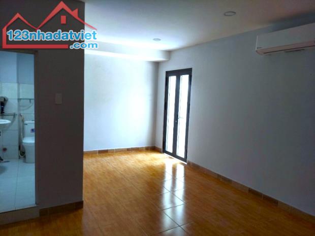 NHÀ TRẦN QUANG KHẢI, GẦN CHỢ TÂN ĐỊNH, QUẬN 1, 2 MẶT HẺM THÔNG, DÂN TRÍ, 45Mx2 2PN, 4 TỶ X - 3