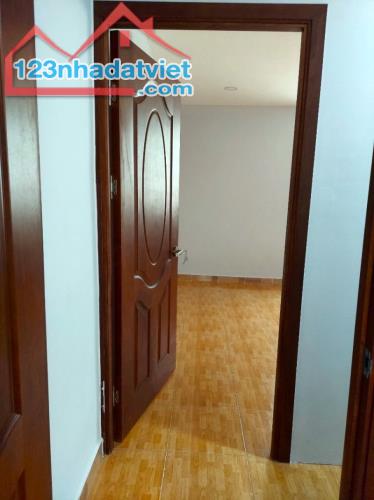 NHÀ TRẦN QUANG KHẢI, GẦN CHỢ TÂN ĐỊNH, QUẬN 1, 2 MẶT HẺM THÔNG, DÂN TRÍ, 45Mx2 2PN, 4 TỶ X - 4