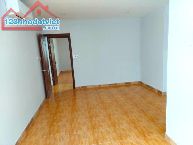 NHÀ TRẦN QUANG KHẢI, GẦN CHỢ TÂN ĐỊNH, QUẬN 1, 2 MẶT HẺM THÔNG, DÂN TRÍ, 45Mx2 2PN, 4 TỶ X - 5