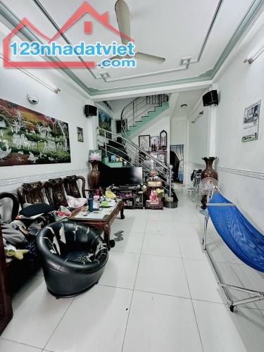 Bán nhà 2 lầu, MT đường nhựa 12m, khu vip Bùi Minh Trực P6