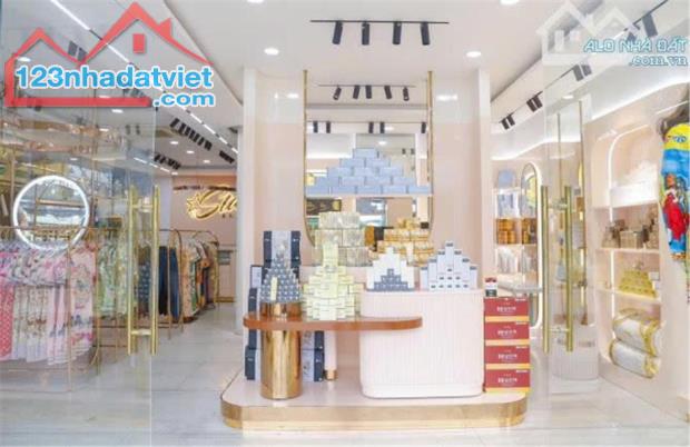 Cho thuê nhà nguyên căn 2 mặt tiền CMT8, phường 13, quận 10