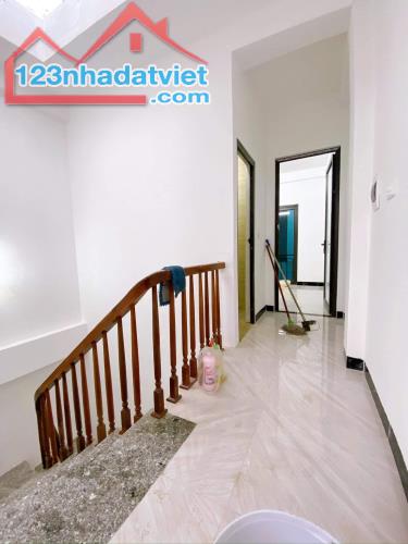 Nhà 3 tầng - 3,2 tỷ - 44m2. Ngõ ô tô đỗ cửa. Cách chợ, UBND 500m. Xe tải chạy quanh. - 3