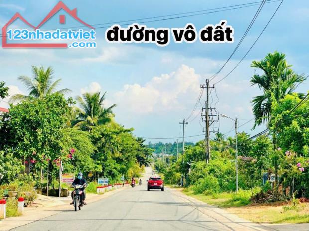 Bán 200m2 đất thổ cư- ngang 10m, dài 20m. Đường bê tông, gần  ngã tư Dầu Giây. Giá 600 tri - 2