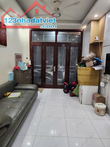 Nhà đất Miêu Nha, Tây Mỗ: 32m2, dân xây 5 tầng, mặt tiền 4m, gần oto, giá đẹp: 4.15 tỉ.