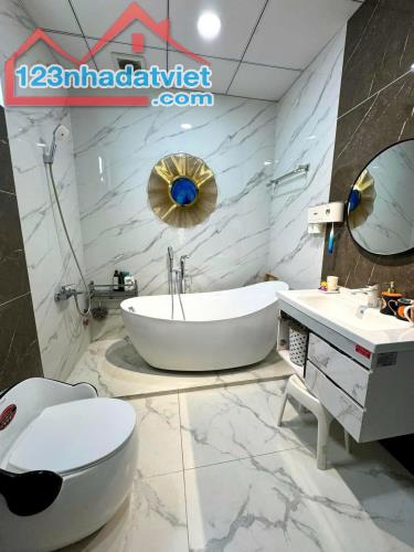 NHÀ MT ĐÔNG HÒA, 5 TẦNG, NGANG 4.5M, THANG MÁY XỊN XÒ, NGAY BIGC DĨ AN, CHỈ 9.8 TỶ. - 4