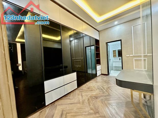 PHÂN LÔ –GARA Ô TÔ NGUYỄN VĂN CỪ-LONG BIÊN 132m2- 5T-MT 8m – 6PN KHÉP KÍN-GIÁ CHÀO 21 TỶ - 5