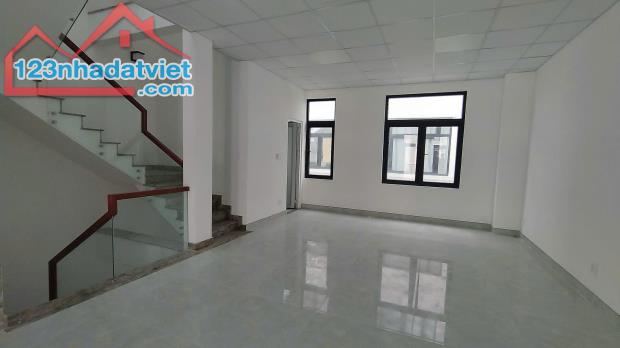 nhà phố 126m2 có thang máy, vị trí đông đúc-0903257578