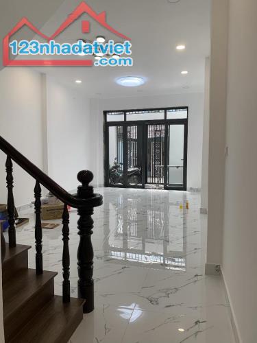 Nhà Đẹp Hẻm Xe Hơi 5m, 3 tầng đúc, Trường Chinh, Tân Bình, 4.3x16m, 67m2, 8.x tỷ TL