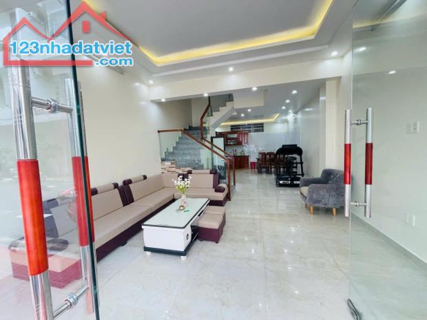 Cho thuê nhà Văn Cao vị trí đẹp, DT: 60m2, 5 p.ngủ.