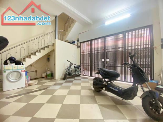 Bán nhà riêng ngõ 93 Hoàng Văn Thái 40m2, 4 Tầng, Ô Tô Dừng Đỗ Giá Chỉ 5,8 Tỷ - 1