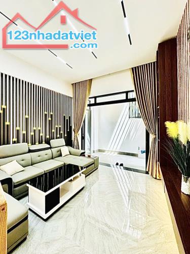 Bán nhà Thồng Nhất, Gò Vấp, hẻm ô tô, 38m2, 2 Tầng, Sát mặt tiền, chỉ 4,3 tỷ thương lượng - 1