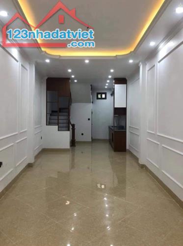 Bán nhà đầu phố Cầu Giấy 42m2 4tầng mặt tiền 5.8m 5.85 tỷ gần đường Láng