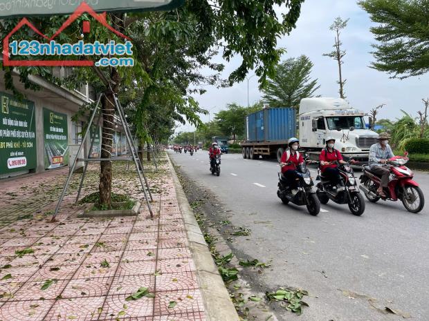 Bán nhà đối diện trường cấp 3, cạnh cây xăng, sát chợ gỗ, mặt đường liên tỉnh cách HN 300m