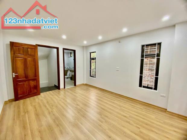 NHÀ MỚI ĐÔNG LA CỰC ĐỈNH 30M2X5T, MẶT TIỀN 3.9M, Ô TÔ ĐỖ CỬA, VỊ TRÍ ĐẸP, GÍA RẺ CHỈ 3.4T - 2