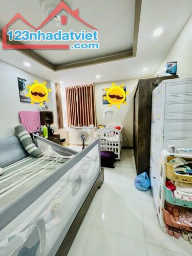 HẺM 1/ PHÚ NHUẬN - SÁT MT - 4 TẦNG - HẺM XE HƠI - 40M2 - CHỈ 5.X TỶ - 4