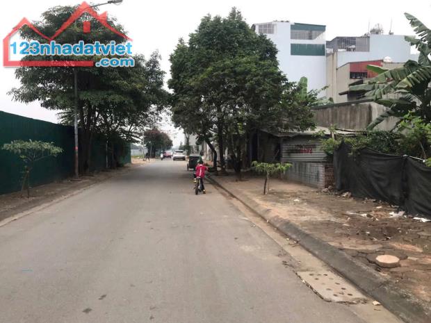 Đất đẹp đường to vỉa hè thoáng khu TDC Giang Biên DT 63m2 . Giá 165 triệu / m2 - 1