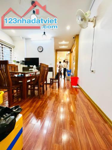 BÁN NHÀ NGUYÊN HỒNG 60M2 - NHÀ 6 TẦNG - MẶT TIỀN 15M - GIÁ 23 TỶ - 3