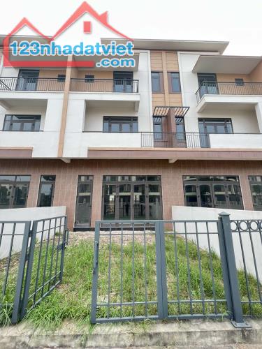 Bán gấp Shophouse 120m2 trục 26m Centa City Vsip giá tốt nhất thị trường