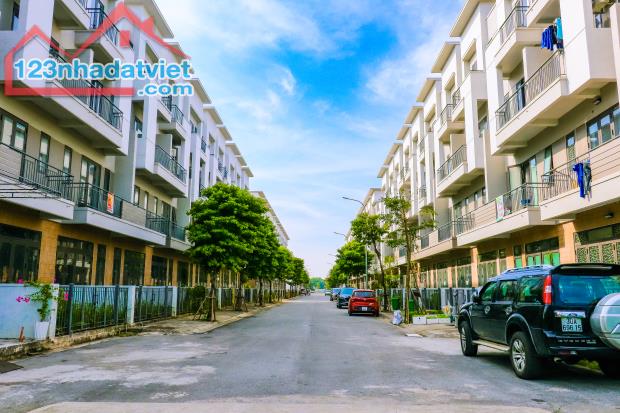 Bán gấp Shophouse 4 tầng view 7 tòa chung cư Centa Diamond VSIP giá tốt nhất - 1