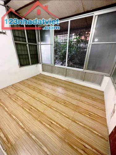 BÁN NHÀ TẬP THỂ BÁCH KHOA, T3, 90 M2 (sổ 41m2), 3 NGỦ, 3 THOÁNG, NHỈNH 3 TỶ. - 2