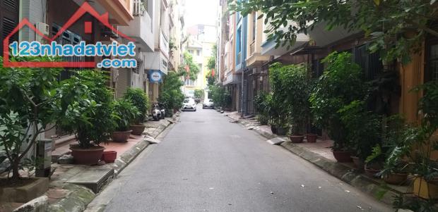 NHÀ ĐẸP THANG MÁY CẦN BÁN GẤP PHỐ HÀO NAM DT88m2, ÔTÔ KINH DOANH