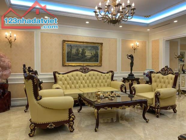 CỰC Hiếm! Mặt phố Wall Trần Thái Tông Vip nhất Cầu Giấy, 2 mặt đường 99m2 chỉ 59.9 tỷ.