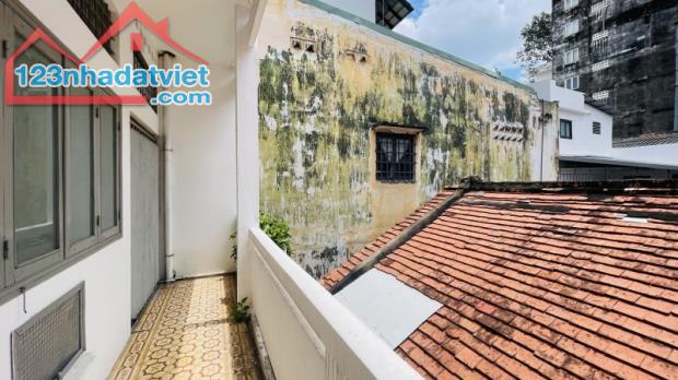 Gấp bán nhà Quận 1, đất 240m2 giá 70 tỷ, gần cạnh Mặt tiền Lê Thị Riêng.