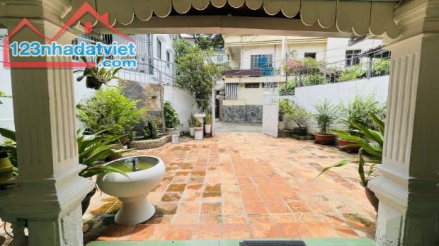 Gấp bán nhà Quận 1, đất 240m2 giá 70 tỷ, gần cạnh Mặt tiền Lê Thị Riêng. - 1