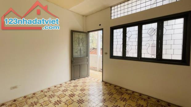 Gấp bán nhà Quận 1, đất 240m2 giá 70 tỷ, gần cạnh Mặt tiền Lê Thị Riêng. - 2