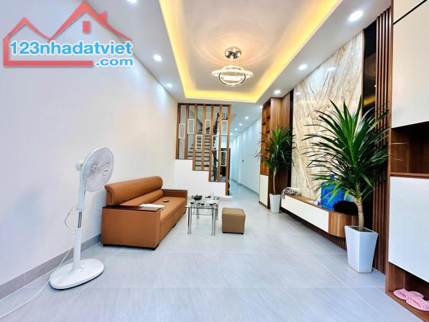 Bán nhà phố Minh Khai, Hai Bà Trưng 42m, 5 tầng. Giá: 7.1 tỷ