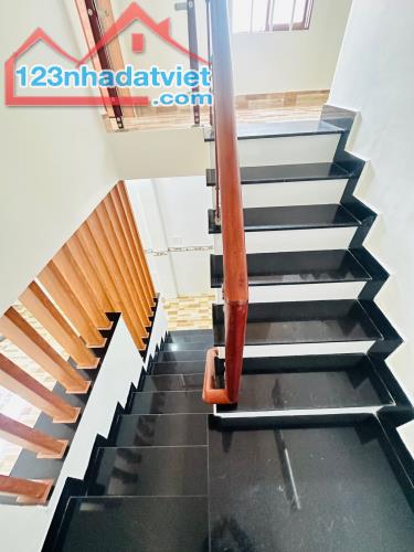 Chủ nhà cần bán gấp nhà mới, gần chợ Tân Hương, hẻm xe hơi,40m2, chỉ 3.7x tỷ, khu sầm uất