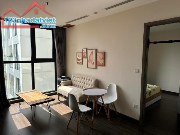 Cho thuê căn hộ cao cấp Vinhomes Riverside 1n1k tầng cao view đẹp 12tr.