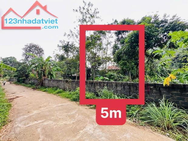 BÁN GẤP LÔ ĐẤT VIEW SẢT SUỐI CÓ DT 100m2 FULL THỔ CƯ GIÁ CHỈ 2xxTR GẦN TRUNG TÂM XÃ