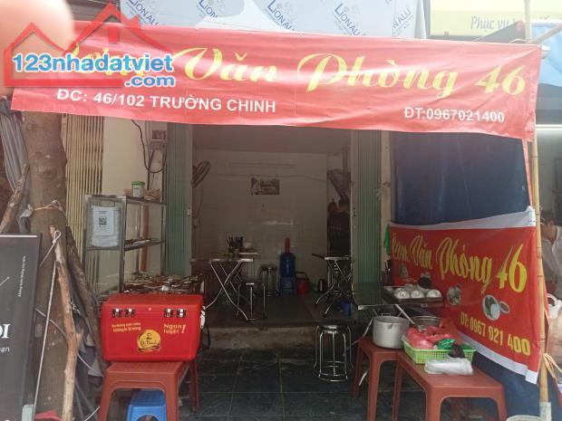 Sang nhượng quán cơm văn phòng đã đầy đủ đồ nghề để nấu cơm bún có lượng khách quen ổn