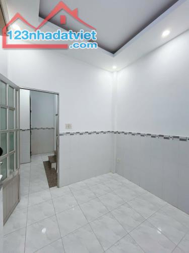 Sát mặt tiền hẻm xe hơi Q4
Ngang 6 Dài 3,65m 
Đúc bê tông 4 tấm 

HƠN 2,7 TỶ Q4 - 4