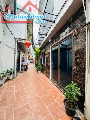 Nhà Lạc Long Quân - 43m2 - giá 2,8 tỷ- chưa sổ