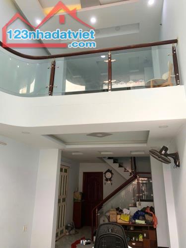 Bán nhà mới xây 4 x 16m, 3 tầng lầu + ST, Dương Bá Trạc P1-Q8