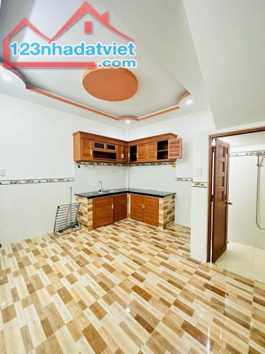 Bán nhà Nguyễn Súy. Vị trí đẹp. Hẻm XH. Gần 40M2. Sổ A4. Giá chỉ nhỉnh 3T