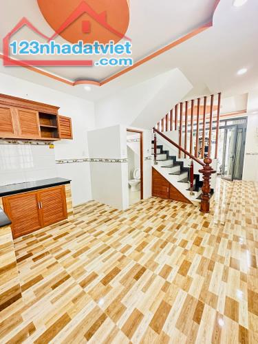 Bán nhà Nguyễn Súy. Vị trí đẹp. Hẻm XH. Gần 40M2. Sổ A4. Giá chỉ nhỉnh 3T - 1