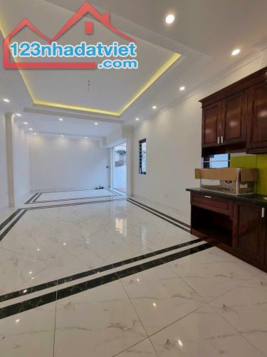 Bán nhà Thạch Bàn, Long Biên. 20m ra mặt ô tô tránh. 39m x 5T 5.1 tỷ. Lh 0965858116. - 2