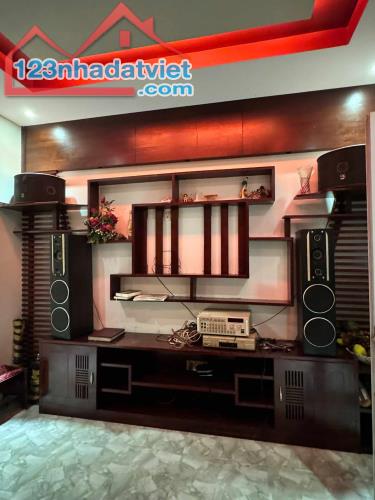 Bán nhà - (4 x 11m2)- 3 tầng - 3PN- Ô TÔ ĐẬU CỬA - GẦN BIỂN - VĨNH HÒA - NHA TRANG. 2ty850 - 2