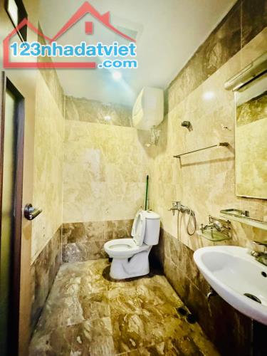 Bán MP Minh Khai 40m2, Mt 4.5m ,5 tầng thang máy, vỉa hè kinh doanh, giá 14 tỷ. +) Vị trí: - 2