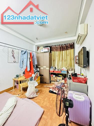 Nhà CMT8 quận 3 DT 50m2 ,5 tầng hẻm thông nhỉnh 8ty