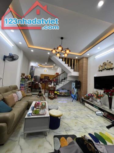 NGỘP VỐN CẦN BÁN GẤP NHÀ HẺM ÔTÔ 6m 52m²-2tỷ350 Đ Lã Xuân Oai, P.Long Trường Quận 9