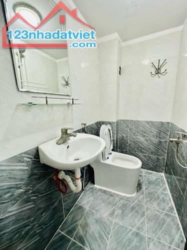 Bán nhà Thuỵ Khuê 25m2 5.x tỷ mặt ngõ kinh doanh mở cửa ra hồ