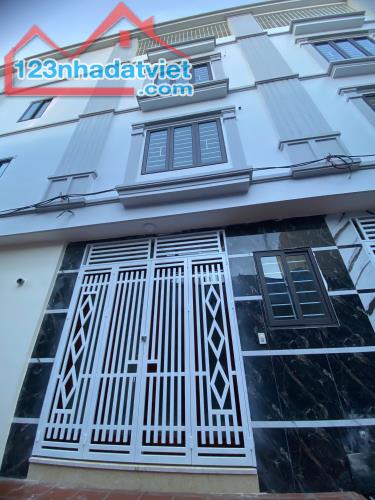 Nhà 4T X 30m2 tại Phụng Châu , gần ĐHTDTT , chợ dân sinh , oto gần nhà chỉ 10p ra tới QL6.